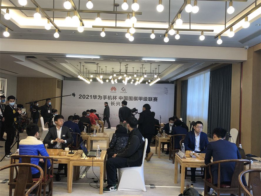 休息归来哈利伯顿开局连续飚进三分带队送出14-4的攻势重新取得领先；这之后火箭一直被动追分，不过步行者自己第四节三分手感回落给了火箭机会，火箭苦追并依靠范弗里特的抛投实现反超，不过最后时刻哈利伯顿打进致命三分为步行者夺回领先奠定胜局。